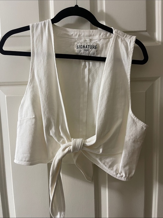 Signature Tops - Signature White Tie-Front Crop
